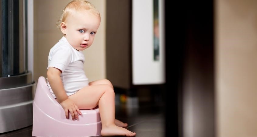 Không mặc tã khi tập cho bé ngồi bô