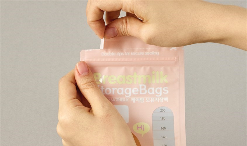 Xé và mở miệng zipper niêm phong túi trữ sữa để bắt đầu dùng