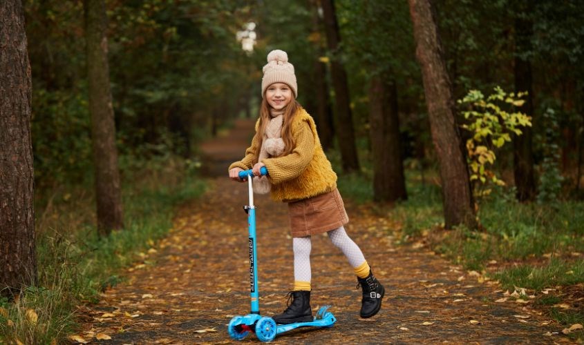 Scooter có ván trượt với tay nắm điều khiển được nhiều bé ưa thích