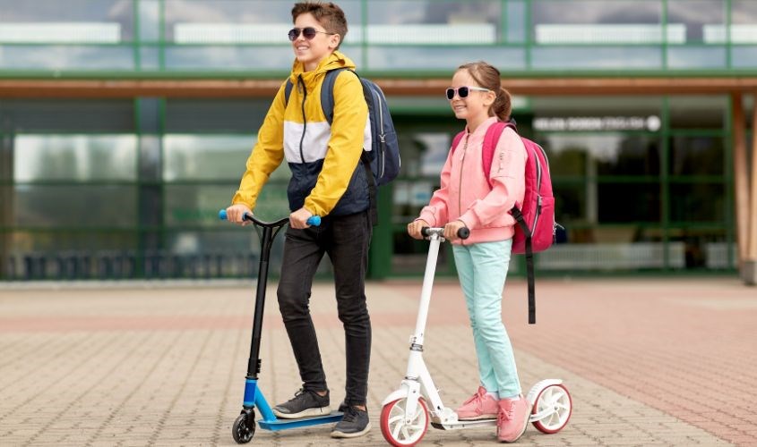 Tham khảo tư vấn của nhân viên bán hàng để lựa chọn scooter có thể gấp gọn