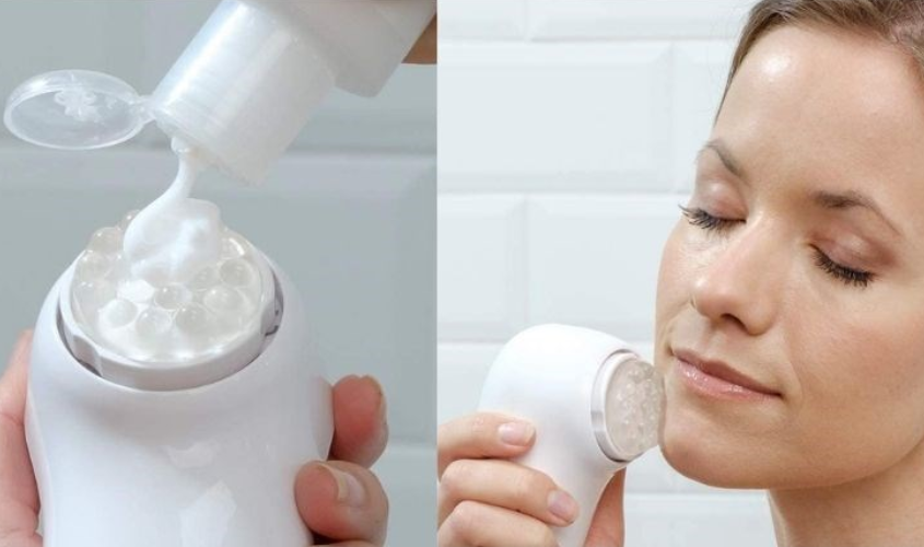 Máy rửa mặt Homedics giúp làm sạch sâu, loại bỏ tế bào chết trên da.