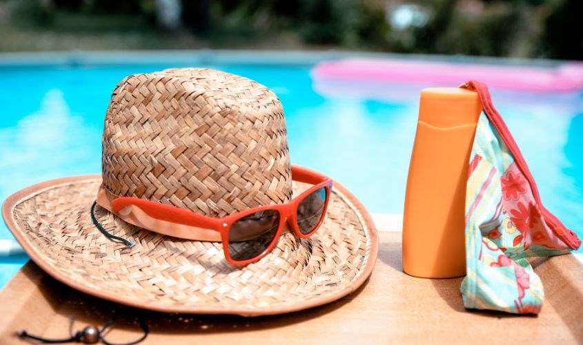 Bạn có thể dùng cả kem chống nắng vật lý và hoá học khi đi bơi