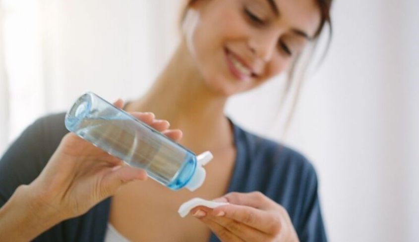 Không nên dùng nước tẩy trang thay sữa rửa mặt