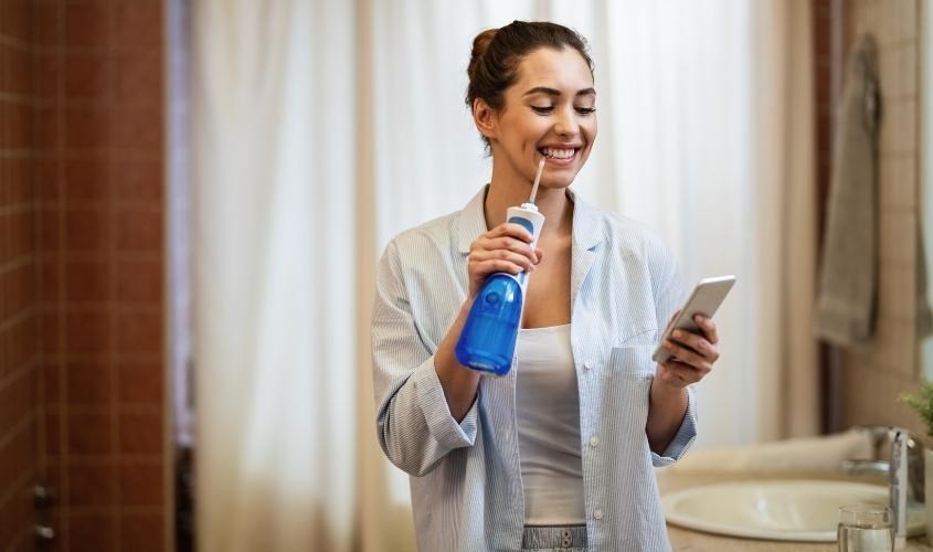 Máy tăm nước là một trong các thiết bị chăm sóc răng miệng tiện lợi