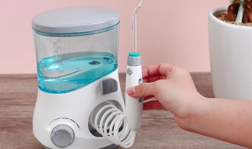 Máy tăm nước để bàn sử dụng nguồn cắm trực tiếp gồm thân bình chứa nước, đầu xịt