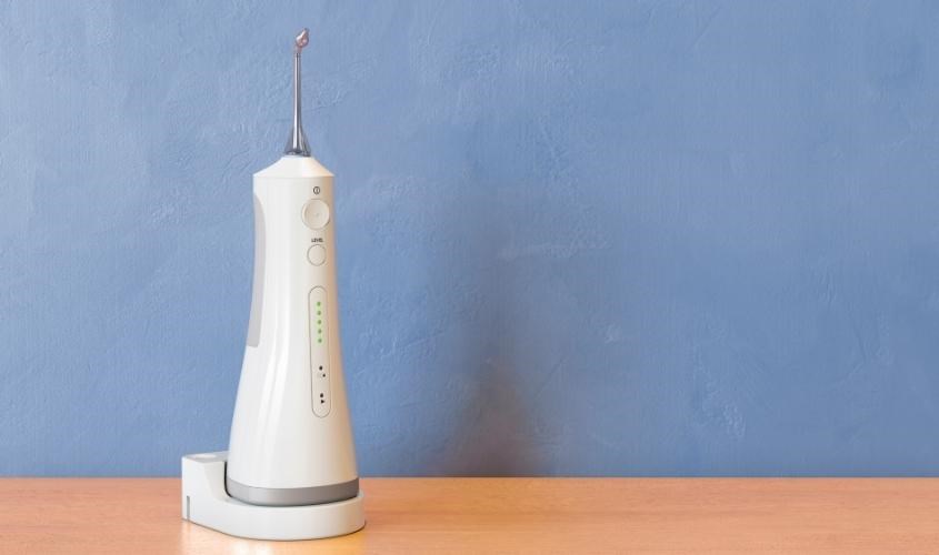 Máy tăm nước cầm tay sử dụng pin sạc linh hoạt và dễ sử dụng