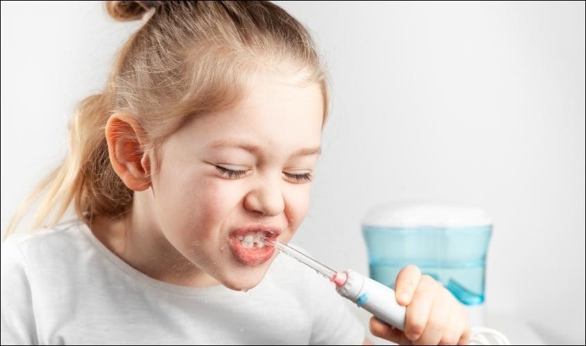 Cần hướng dẫn kỹ cho bé trước khi để bé sử dụng máy tăm nước