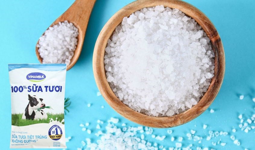 Kết hợp muối biển với sữa tươi Vinamilk không đường 220 ml