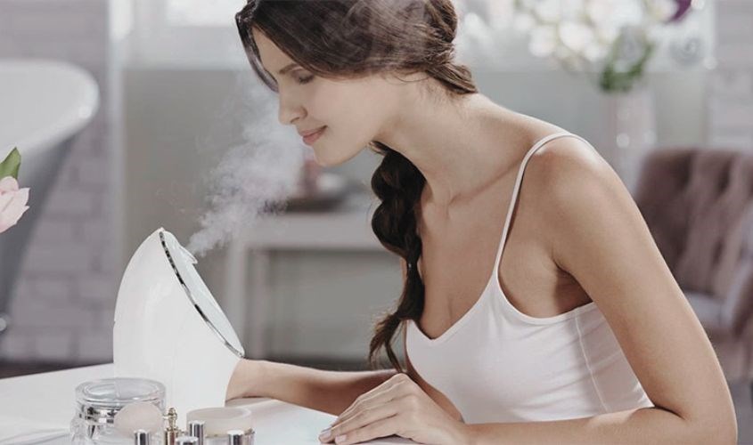 Xông hơi hoặc ủ khăn ấm để lỗ chân lông giãn nở