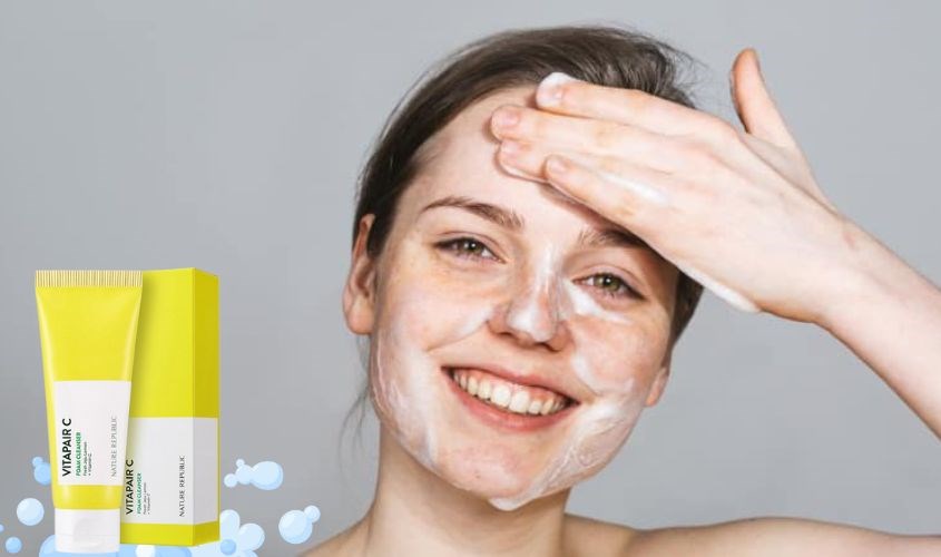 Làm sạch mặt với sữa rửa mặt chiết xuất Chanh Nature Republic Vitapair C 150 ml