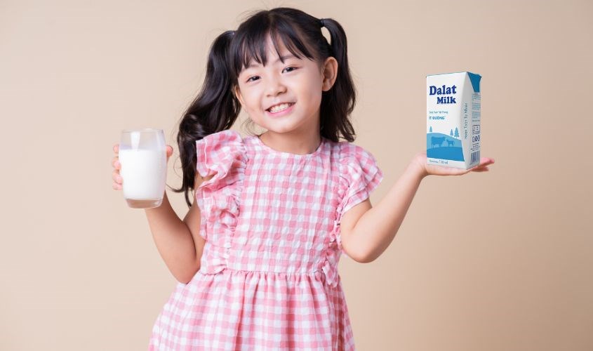 Lốc 4 hộp sữa tươi tiệt trùng Dalat Milk ít đường 110 ml Lốc 4 hộp sữa tươi tiệt trùng Dalat Milk ít đường 110 ml