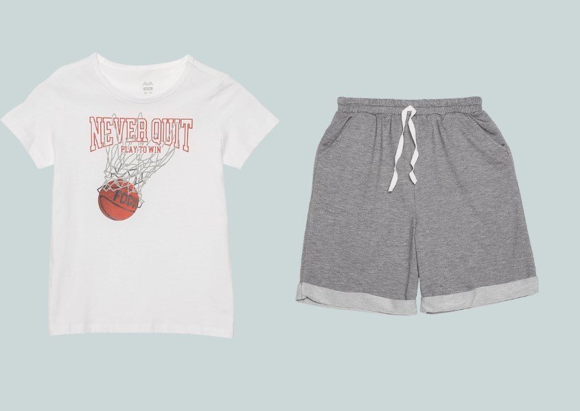 Phối áo phông tối màu với quần tối màu