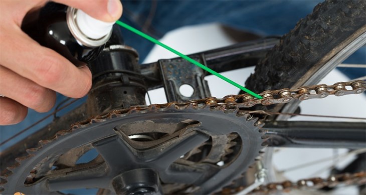 Bạn hãy tra thêm dầu bôi trơn xích xe để bảo vệ xích của bạn