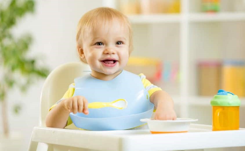 Không để bé ngồi ăn một mình trên ghế ăn dặm