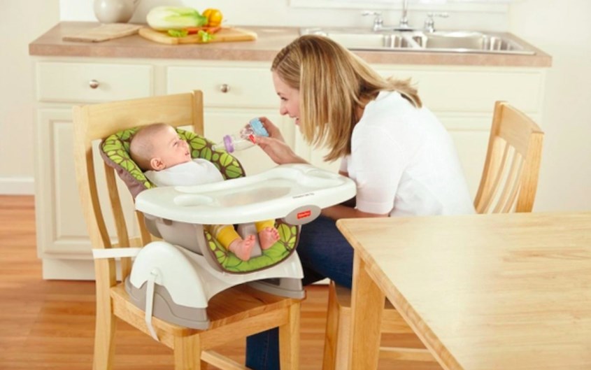 Nên ưu tiên dùng ghế được thiết kế riêng cho bé chưa biết ngồi