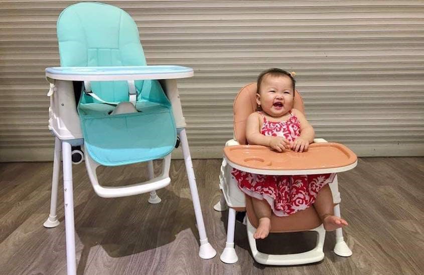 Dùng ghế ăn dặm có chế độ ngã lưng theo nấc phù hợp cho bé