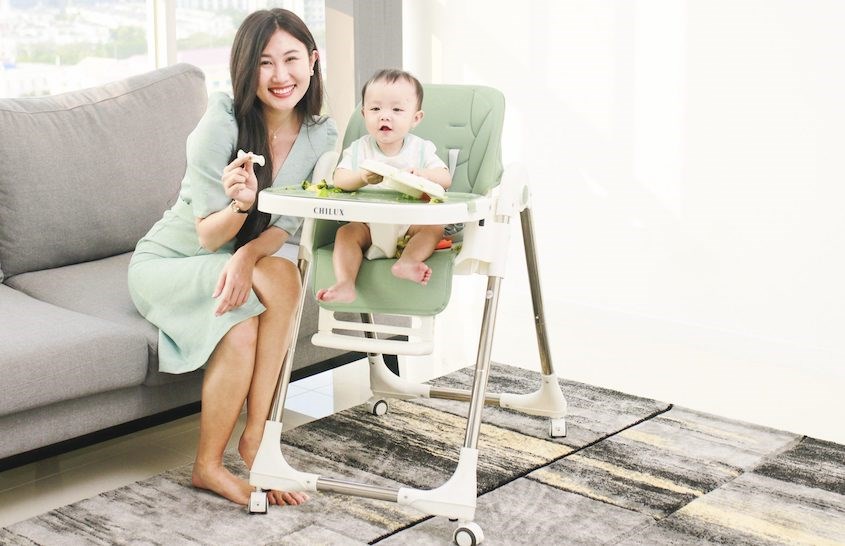 Kiểm tra chân ghế chắc chắn và thắt dây trước khi cho bé sử dụng để đảm bảo an toàn