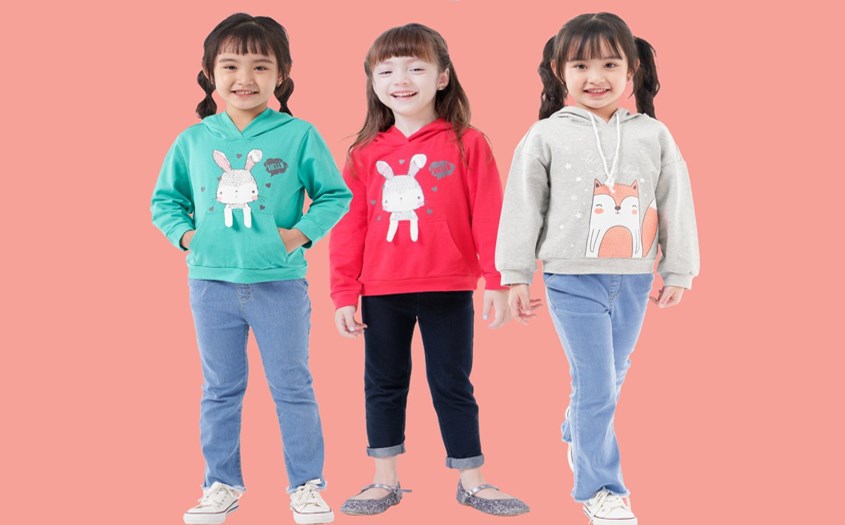 Phối áo hoodie bé gái với quần dài