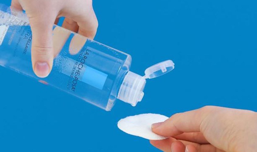 Sử dụng Nước tẩy trang La Roche-Posay dành cho da nhạy cảm trước khi rửa mặt