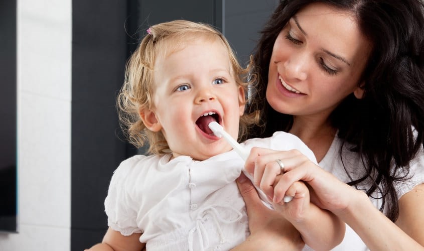 Nên bắt đầu cho trẻ đánh răng bằng kem từ khi bé được 1 tuổi