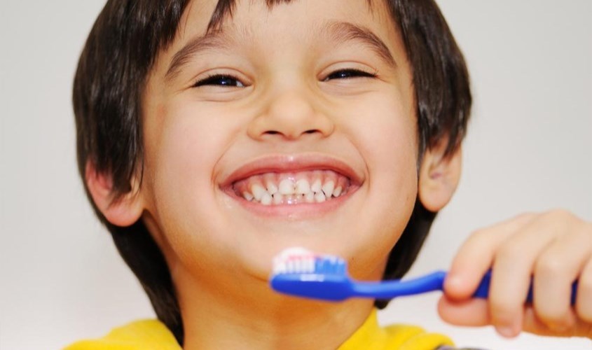 Cho trẻ đánh răng khoảng 2 lần/ngày
