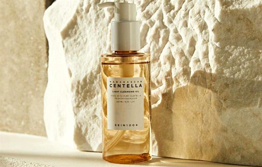 Dầu tẩy trang chiết xuất Rau Má Skin1004 Madagascar Centella Light Cleansing Oil 200 ml