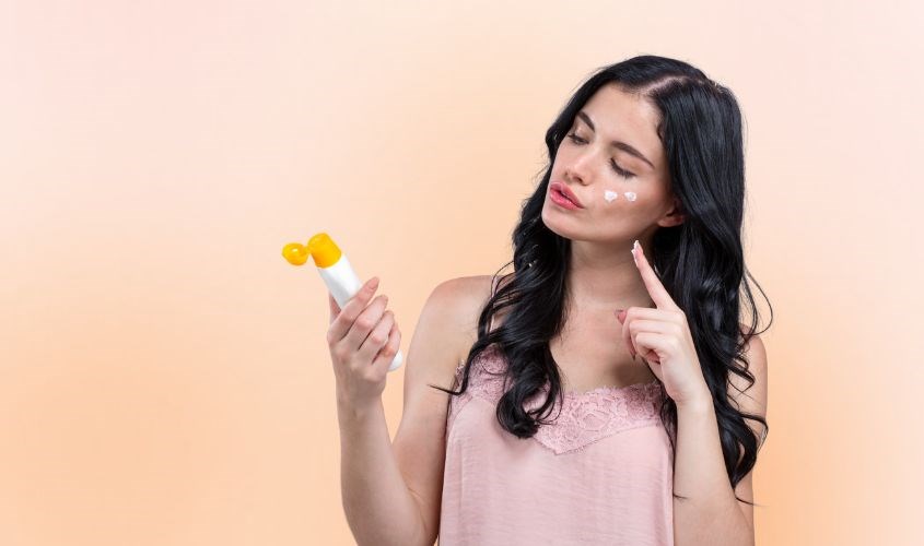 Bạn nên tránh các sản phẩm chứa cồn, hương liệu và paraben