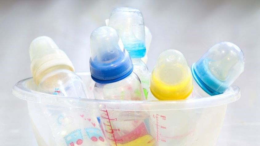 Nếu chỉ rửa qua nước, cặn sữa và váng béo vẫn còn sót lại trên thành bình mà mắt thường khó nhìn thấy Nếu chỉ rửa qua nước, cặn sữa và váng béo vẫn còn sót lại trên thành bình mà mắt thường khó nhìn thấy