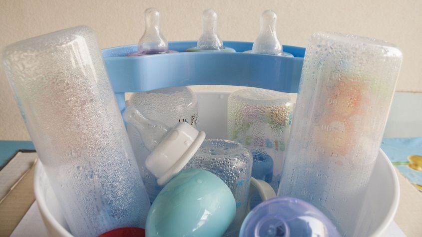 Bình sữa còn ẩm là môi trường lý tưởng để nấm và vi khuẩn sinh sôi Bình sữa còn ẩm là môi trường lý tưởng để nấm và vi khuẩn sinh sôi