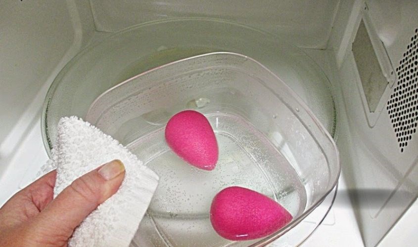 Mút trang điểm sẽ hơi nở khi tiệt trùng bằng lò vi sóng