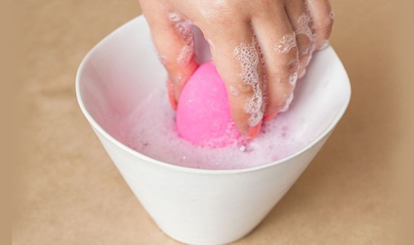 Ngâm mút trong nước rửa chén loãng cho ướt hoàn toàn