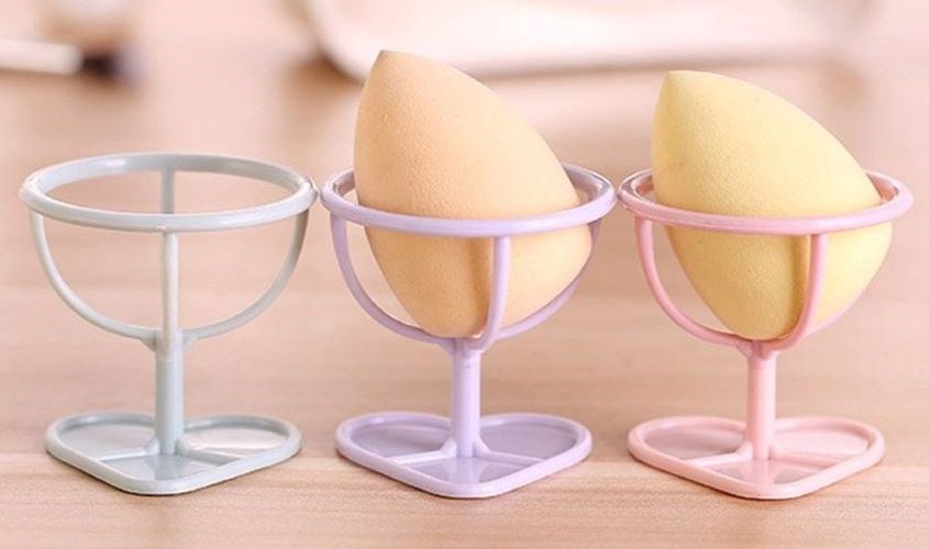 Sử dụng giá đựng mút để phơi khô