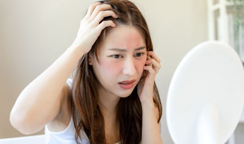 Mút trang điểm chứa bụi bẩn có thể gây viêm da cho người sử dụng