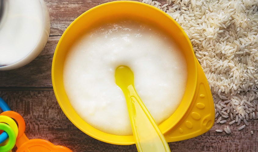 Cho nước ấm và khấy đều Cho nước vào khuấy đều