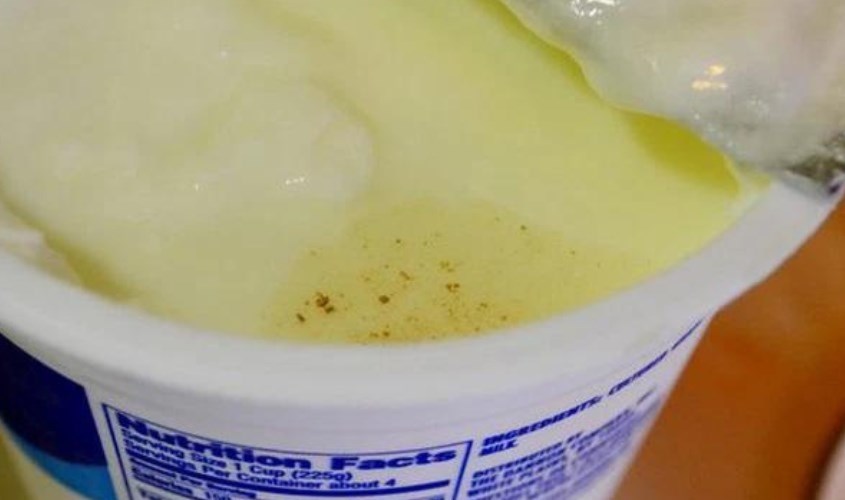 Bạn cũng có thể trực tiếp ngửi mùi của sữa chua trong hộp để kiểm tra