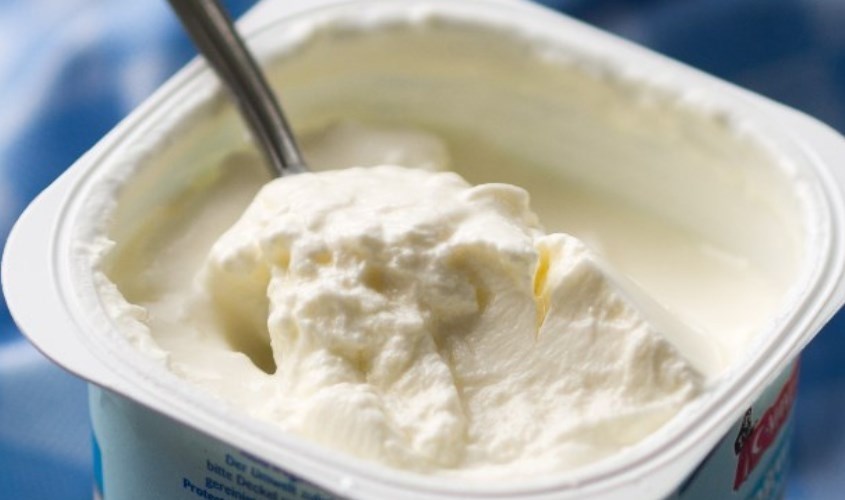 Bạn có thể dùng thìa để khuấy thử hũ sữa chua