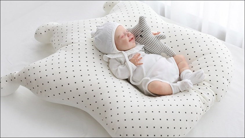 Nếu bé ngủ thiếp trên gối thì mẹ hãy nhanh chóng đặt bé sang giường hoặc nôi em bé