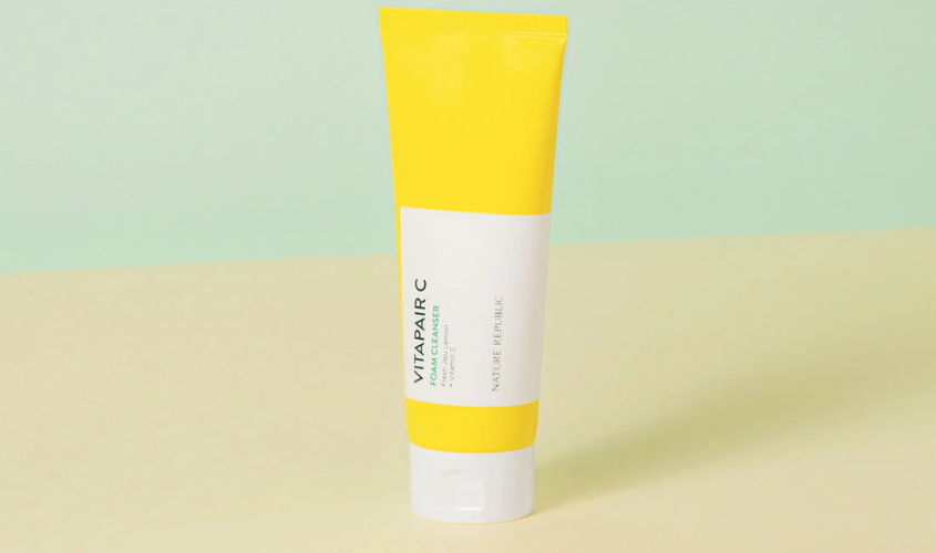 Sau khi dùng dầu tẩy trang có thể sử dụng sữa rửa mặt chiết xuất Chanh Nature Republic Vitapair C 150 ml