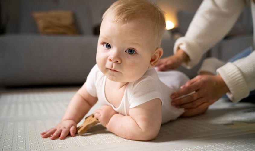 Chọn quần áo dễ mặc, dễ cởi vì đôi khi trẻ không chịu hợp tác