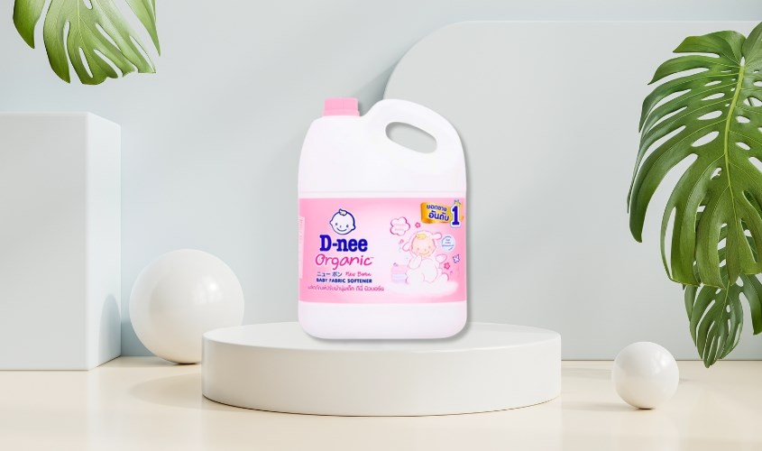 Nước xả quần áo cho bé D-nee Hồng hương hoa cỏ can 2.8 lít