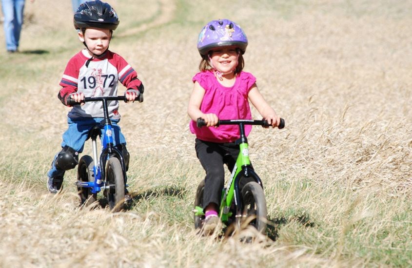 Xe chòi chân tăng cường vận động cho bé