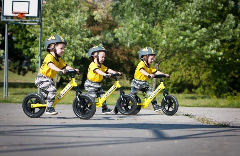 Xe chòi chân tạo cơ hội cho bé vui chơi ngoài trời Xe chòi chân tạo cơ hội cho bé vui chơi ngoài trời