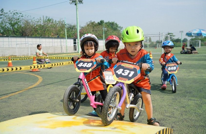 Xe chòi chân hạn chế tiếp xúc thường xuyên với thiết bị điện tử Xe chòi chân hạn chế tiếp xúc thường xuyên với thiết bị điện tử