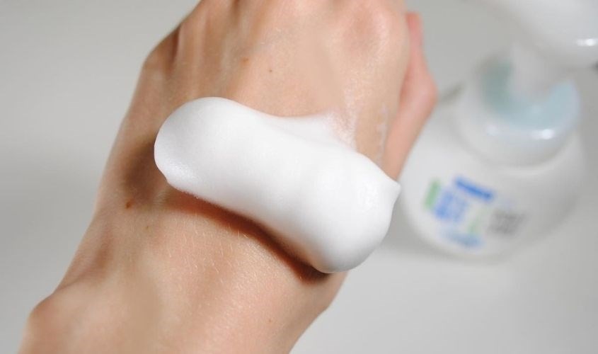 Chọn sữa rửa mặt tạo bọt cho da hỗn hợp