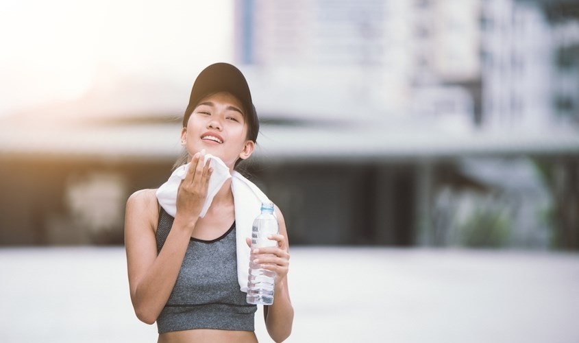 Dùng khăn sạch để lau hay rửa bằng nước mát khi tập luyện thể dục