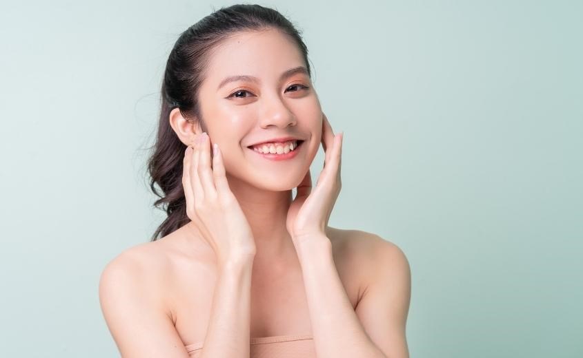 Nên chọn sửa rửa mặt có khả năng kiểm soát dầu nhờn và làm sạch tốt