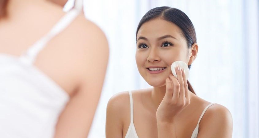 Sau khi rửa mặt bạn không nên đắp mặt nạ ngay 