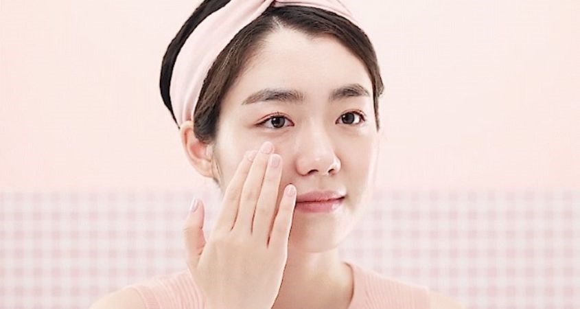 Cần sử dụng kem dưỡng da sau khi đắp mặt nạ để khóa ẩm