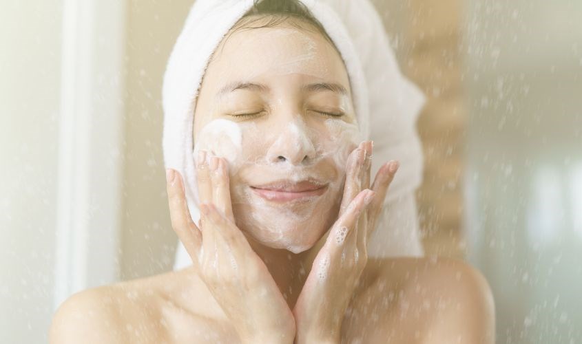 Dùng các đầu ngón tay để làm sạch da một cách nhẹ nhàng