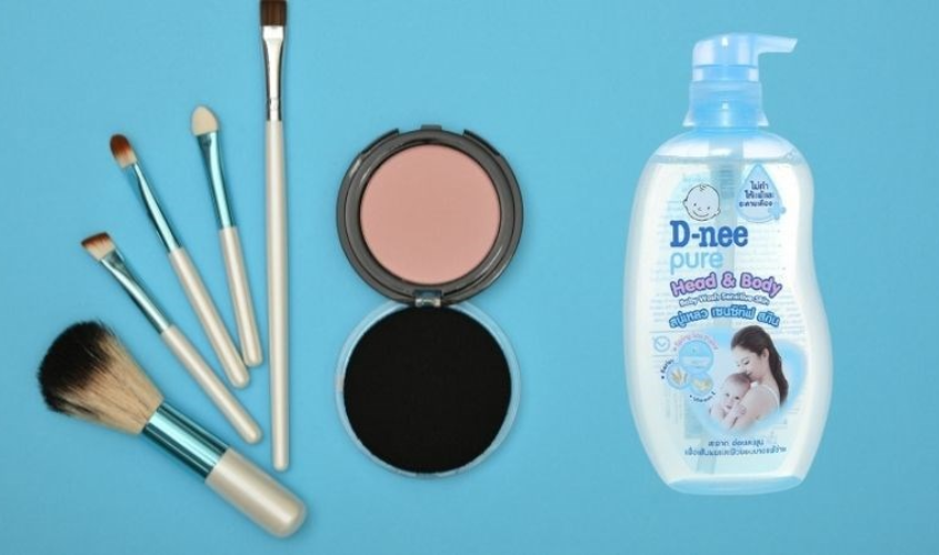 Tắm gội cho bé D-nee Pure xanh dương có thể sử dụng để vệ sinh cọ